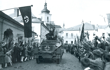 I tento snímek z nacistické propagační publikace, zachycující přijetí wehrmachtu v říjnu 1938 obyvateli Volar, patří k historii města