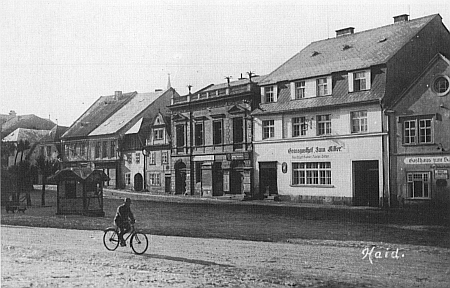 Na tomto snímku borského námestí, pořízeném místním fotografem Hansem Haanem kolem roku 1930, je Zenkerových dům uprostřed