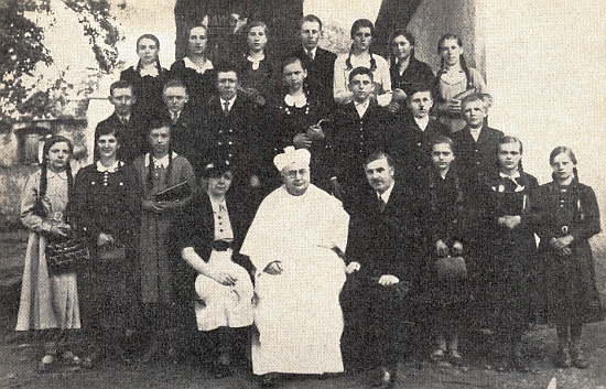 Na snímku se školní třídou v Slavkově sedí mezi ním a jeho ženou Marthou děkan Franz Aigner