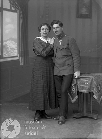Tento snímek z února 1918 byl ve fotoateliéru Seidel psán na jméno a adresu Prenissl Franz, Linzerstrasse 53 - podle podoby na snímku níže je na něm on s manželkou