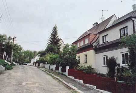 Pestalozziho (dnes Čapkova) ulice v Liberci, kde v domě zakrytém na snímku velkým smrkem žili od roku 1934