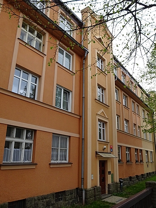 Dům v liberecké ulici Heinricha Liebiga čp. 10 (dnes Husova 254/50) kde Syrowatkovi bydleli v letech 1929-1933 (viz i Otfried Preussler)