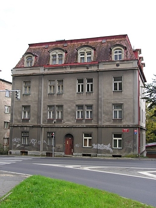 Rodný dům v někdejší liberecké Friedländer Straße (tehdy česky Frýdlantská ulice) čp. 47 (dnes ulice Sokolská), kdy Syrowatkovi bydleli v letech 1921-1928 (viz i Josef Preussler)