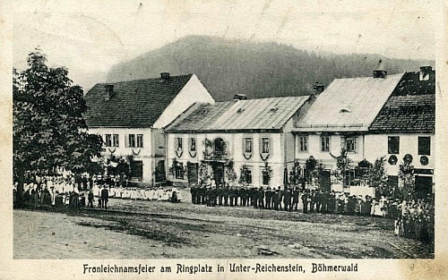 Na pohlednici Josefa Schustera, zachycující slavnost Božího těla v roce 1906, je rejštejnský dům čp. 12 uprostřed
