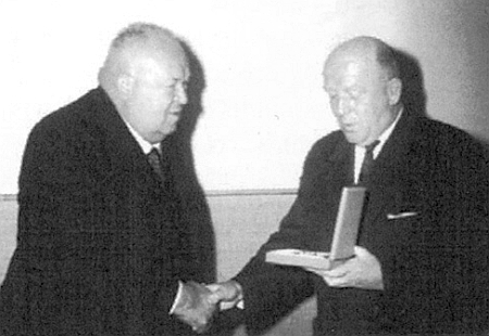 Tady mu bavorský ministr vnitra Bruno Merk předává roku 1960 nejvyšší vyznamenání
    Svobodného státu Bavorsko, totiž řád za zásluhy (Verdienstorden)