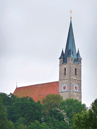Kostel sv. Ruperta v Burgkirchen am Wald a karner (márnice) na tamním hřbitově