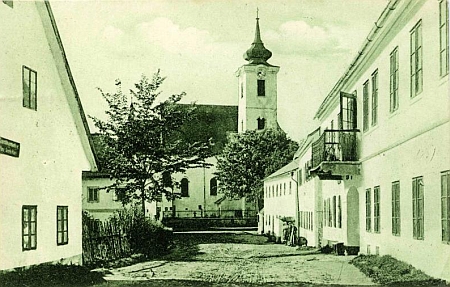 Rychnůvek a dům čp. 49 (skryt vpravo za domem s balkonem)
cestou ke kostelu, kde žil Franz Xaver Prieschl, zvaný Pali-Vater,
a jeho 9 dětí, z nich druhý nejmladší Eduard