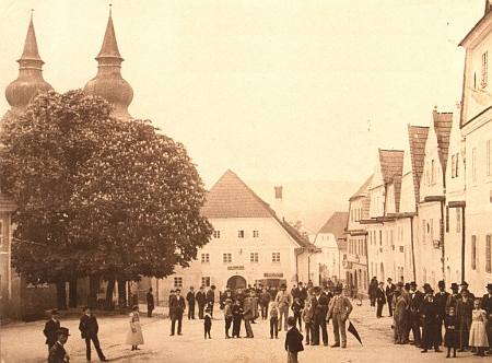 Kostel v Ronšperku na staré fotografii ještě se dvěma věžemi