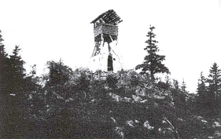 Někdejší rozhledna na Jezerní stěně (Seewand), zbudovaná železnorudskou sekcí sdružení Waldverein v roce 1897