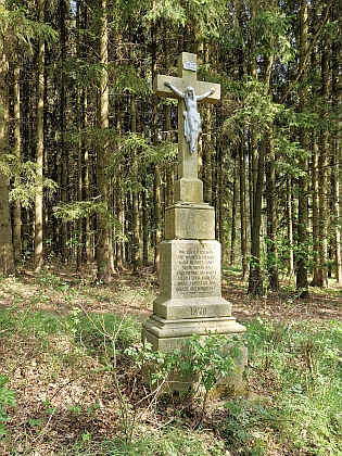 Kříž u Velkého kondračského rybníka nedaleko ruin domu