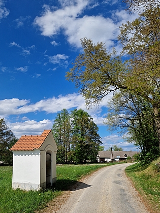 Cesta do Hrádku s otcovým rodným stavením čp. 1 (za kaplí a vlevo)