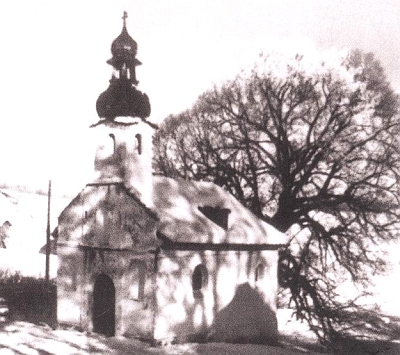 Původní a nově postavená kaple Panny Marie Bolestné v Radešově se skleněným oltářem Vlaďky Tesařové