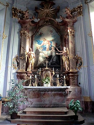 Oltářní obraz Růžencové Panny Marie v kostele sv. Máří Magdaleny ve Chvalšinách