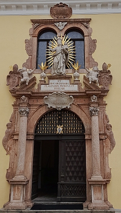 Vstupní portály kláštera a klášterního kostela