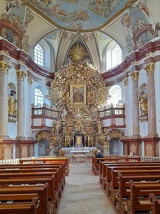 Interiér dobrovodského kostela Panny Marie Těšitelky