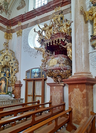Interiér dobrovodského kostela Panny Marie Těšitelky