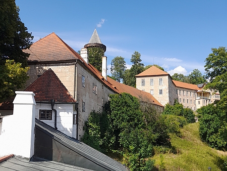 Horní hrad a sloupy někdejšího viaduktu k němu