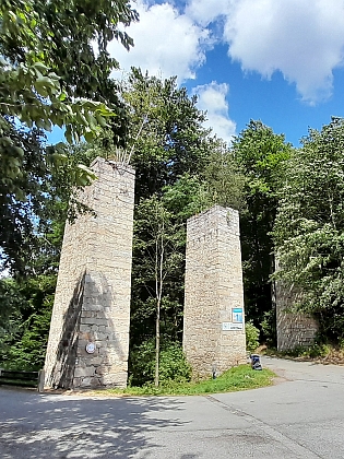 Horní hrad a sloupy někdejšího viaduktu k němu