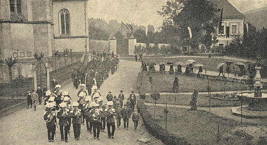 Odhalení pamětní desky, při kterém tenkrát v létě pěkně pršelo, na budově
okresního soudu ve Vyšším Brodě roku 1903 (viz i Franz Isidor Proschko)