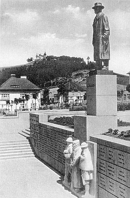 Na svátek sv. Václava 28. září 1933 byla na prostranství před sušiskou měšťanskou školou na dohled poutní kaple Andělů Strážců odhalena socha TGM, nacistickou mocí později odstraněná, tvořící součást tzv. Pomníku odboje a padlých ve světové válce (tehdy se jí ještě neříkalo "první")...