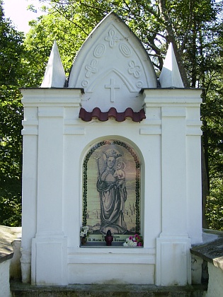 Kaplička u poutního kostela Narození Panny Marie ve Strašíně
