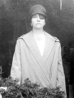 Marie Kristina Schönbornová, roz. Coudenhove (1906-1984), jejímž byl Pschierer zřejmě domácím učitelem, s páskou přes oko po zranění na silnici u Skočic nedaleko Vodňan