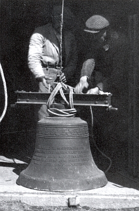 ... kam věnovala roku 1926 dva zvony jako poděkování za to, že nehodu přežila (tento snímek je ovšem z rekvizice zvonů v roce 1942)
