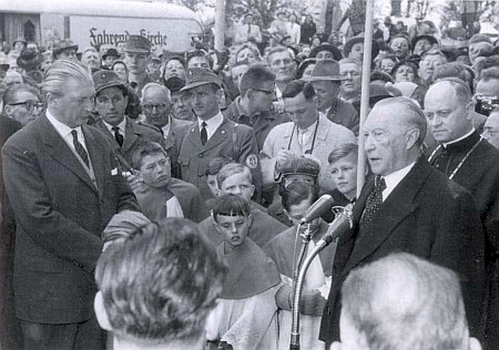 Vzácný snímek z roku 1960 zachycuje před týmž autobusem "církve putující" hned dva německé spolkové kancléře: Konrada Adenauera (1949-1963) a Kurta Georga Kiesingera (1966-1969)