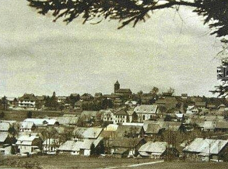 Výřezy ze starých pohlednic, které zachycují "starý" kostel v Pleši