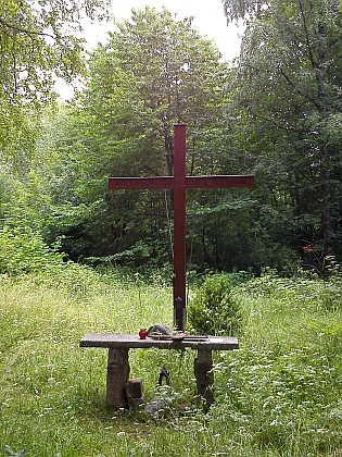 Kříž na místě, kde byl oltář kostela sv. Václava v Rychnůvku (viz i Vincenz Gross a Eduard Prieschl)