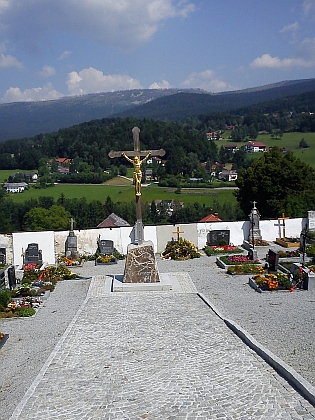 Pohled od kostela v rodné obci na šumavské hřebeny