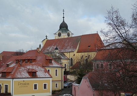 Stará zástavba v centru Týna nad Vltavou s kostelem sv. Jakuba, kde byl pokřtěn