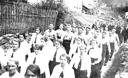 Průvod mládeže v Lověšickém Rovném, zvaný "Wimpelweihe", někdy v půlce třicátých let 20. století ještě v Československu v rámci organizace "Der Bund der deutschen Landjungend"