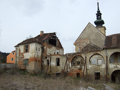 Omlenička (škola, kostel a zámek) ještě na přelomu 20. a 21. století a v roce 2012