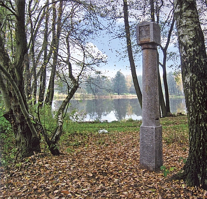 Boží muka v Chudějově, odkud pocházel jeho děd z otcovy strany, na snímku z roku 2008