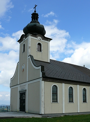 Kostel Panny Marii Sněžné na Hiltschnerberg na snímcích z roku 2017