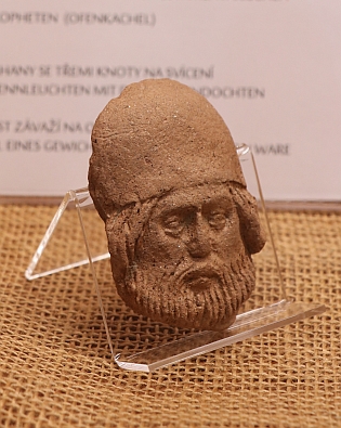 Plastika tváře starozákonního proroka z kamnového kachle, nalezeného v tvrzi