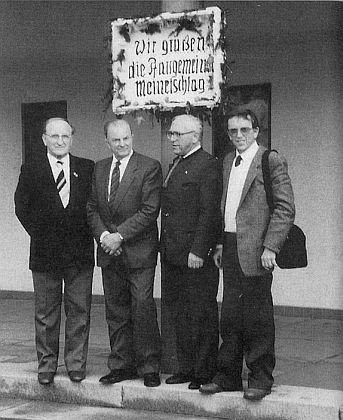 Tady jsou pohromadě Franz Zdiarsky, Franz Hoffelner (Solzer), Hanns Spörker a on sám na setkání Malontských roku 1985