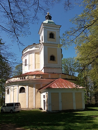 Poutní kostel sv. Anny a dvě zastavení moderně obnovené křížové cesty na snímcích z roku 2023