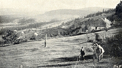 Dva vzácné snímky Grünbergerhofu a Grünberghütte, jejichž autorem je knížecí lesník z Nové Studnice
a dnes zapomenutý fotograf Mathias Bronec