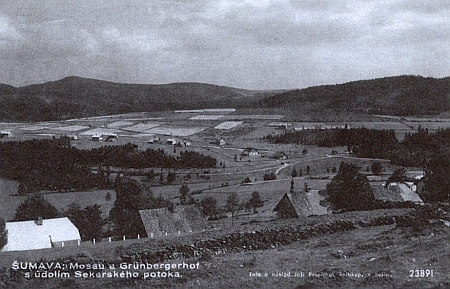 Mosau (Mechov) a Grünbergerhof s údolím Sekerského potoka na snímku Joži Pospíchala, knihkupce ze Sušice, z roku 1917