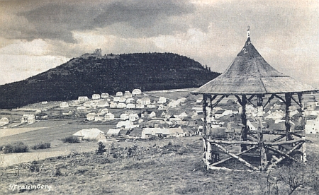 Pohled ze Šibeničního vrchu (Galgenberg) na městečko Přimdu a hrad téhož jména