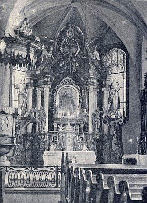 Na snímku vnitřku vimperského děkanského kostela z přelomu 19. a 20. století jsou vidět i obě Quastova okna