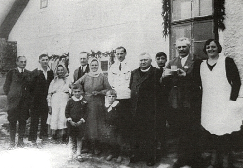 Tady stojí před svým hostincem Franz Randak druhý zprava a ti dva hoši vpředu
 jsou jeho vnuci Franz a Herold, tehdy (tj. v roce 1934) žijící na Kvildě