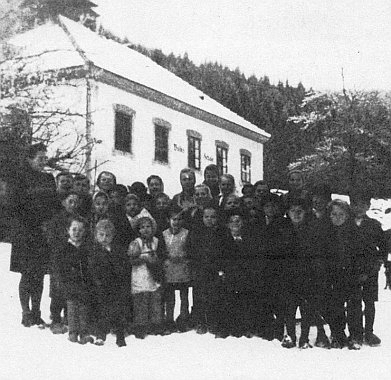 V zimě 1944/45 s posledními německými žáky školy v zaniklém Uhlíkově