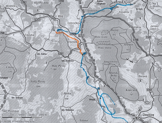 Oranžově je na současné turistické mapě vyznačen průběh dnes zaoraného kanálu u Březovíku