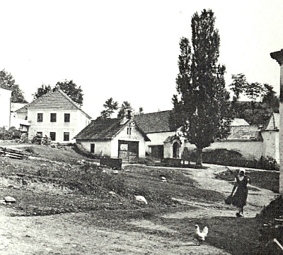 Takto kdysi vyhlížela náves v sousedních Třebovicích