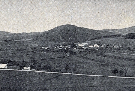 Březovík, tady v pozadí s Bulovým (952m), jehož německý název Ochsenberg jistě souvicí s označením vsi pod ním jménem Oxbrunn