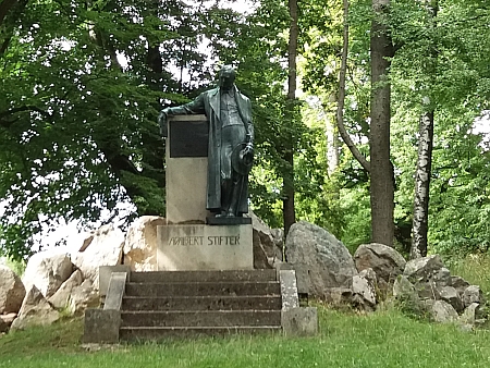 Stifterův pomník nad Horní Planou (viz i Adalbert Stifter, Arthur Fischer-Colbrie a Hugo Rokyta)
