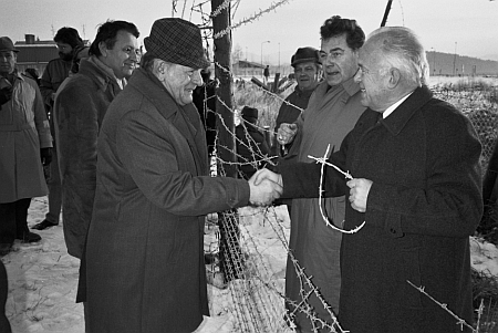 Na snímku z 11. prosince 1989 jej při přestřižení ostnatých drátů "železné opony" vidíme vpravo (vlevo Miroslav Šenkýř)